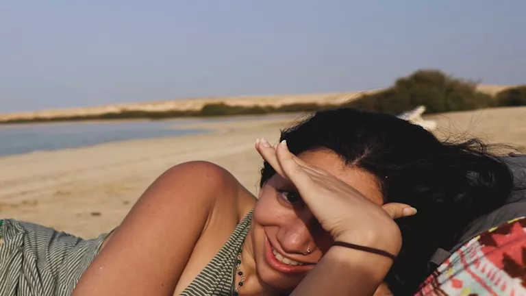 فدوى عابد تخطف الأنظار من رحلة مرسى علم في أحدث ظهور