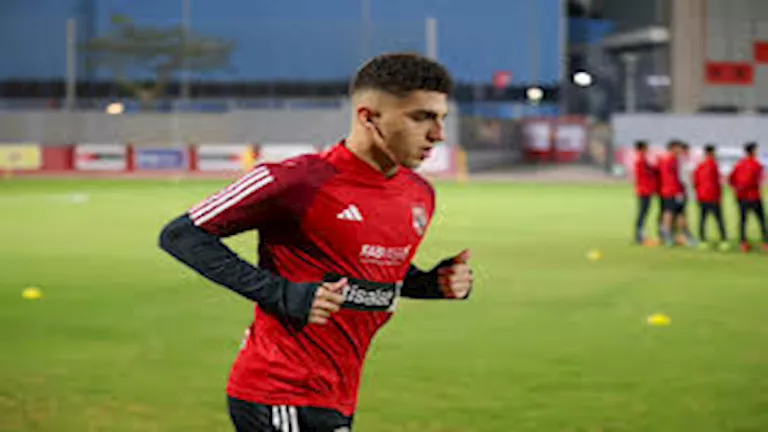 كوكا يعاني من الإصابة والأهلي يفحصه طبيا
