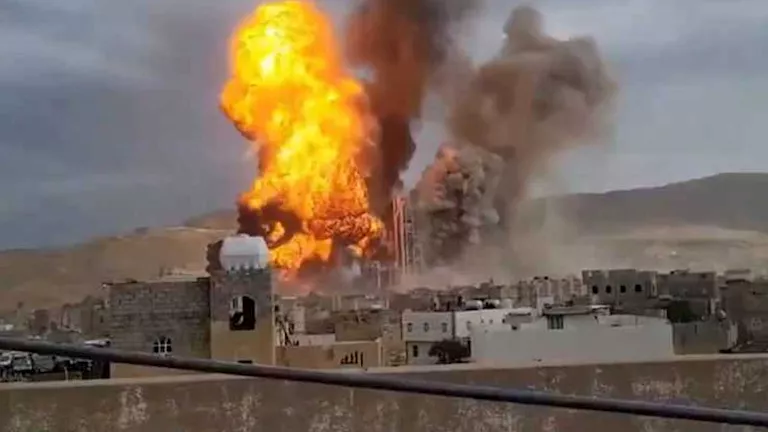 هجمات حوثية جديدة تستهدف مدينة المخا اليمني