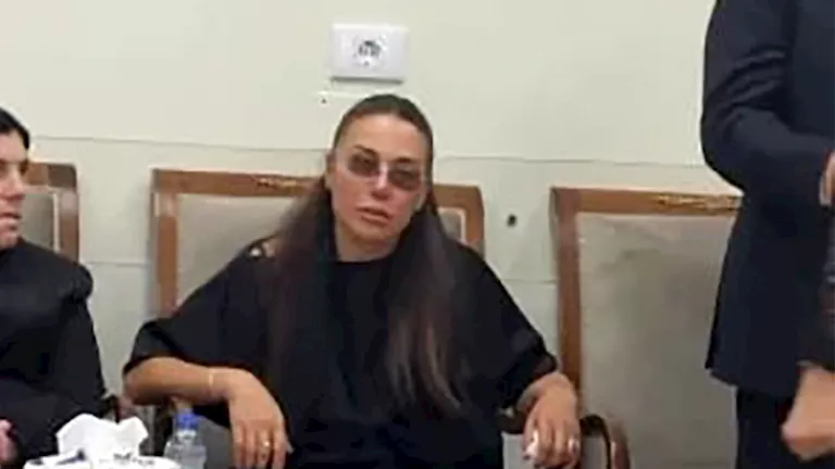 لورا خليل تنهار خلال تشييع جثمان زوجها نجيب عقيقي (صور)