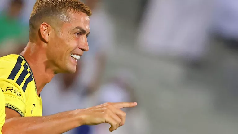 رونالدو يقود النصر لقلب الطاولة على التعاون ويواصل صدارة دوري روشن