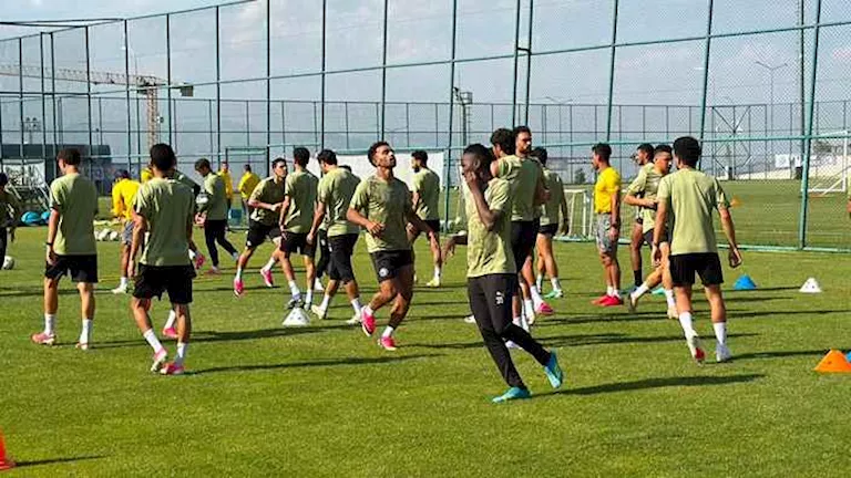 لاعب الأهلي السابق يقترب من الانضمام لبيراميدز