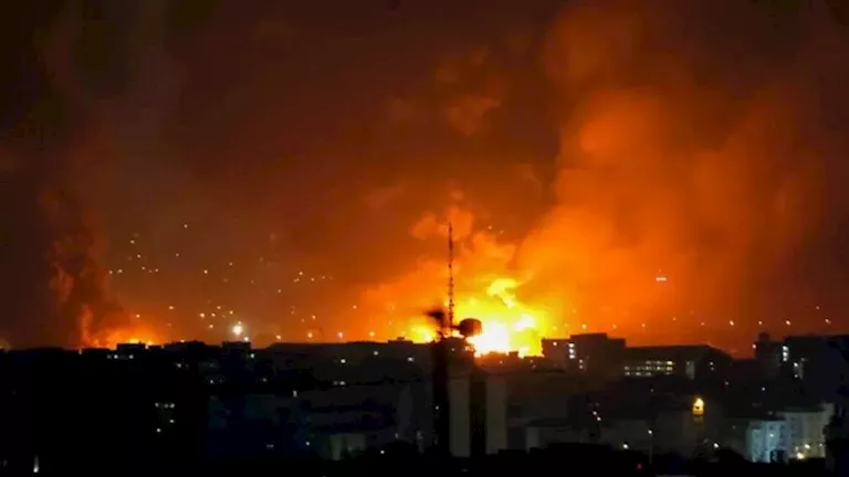 إيران: دوي انفجارات عدة في قشم وسيريك وميناب