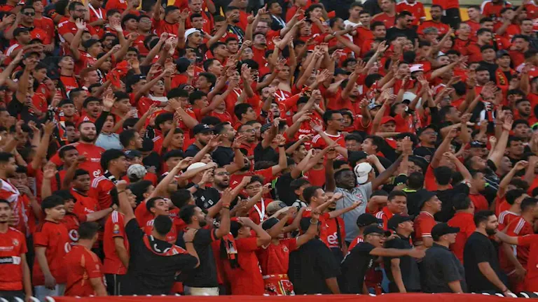 جماهير الأهلي تشعل أجواء مباراة المقاولون بهتافات قوية (فيديو)